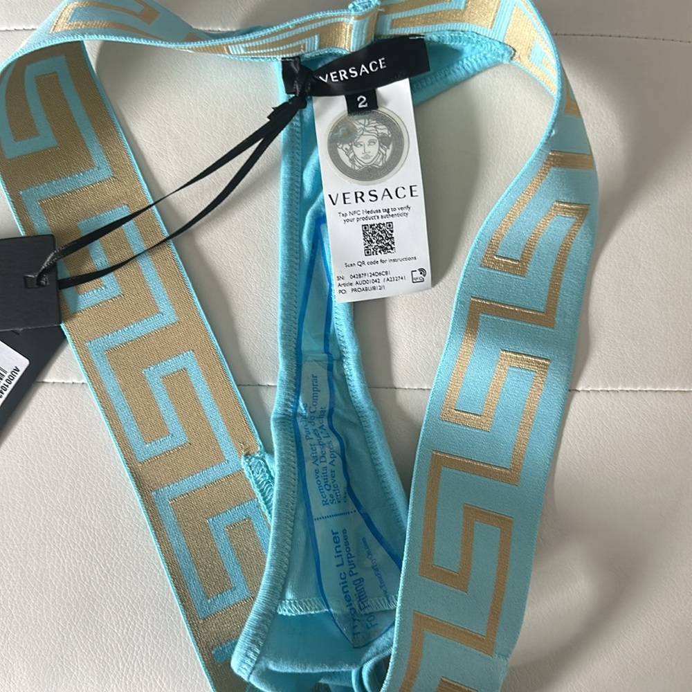 Versace - Picture 3 of 4